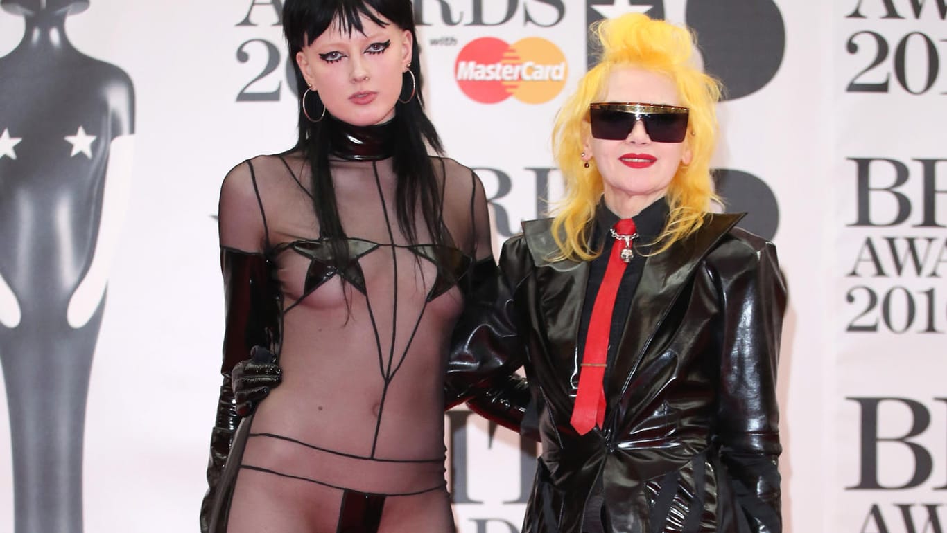 Brit Awards 2016: Model Sadie Pinn (links) trug fast nichts, Designerin Pam Hogg trug viel Latex.