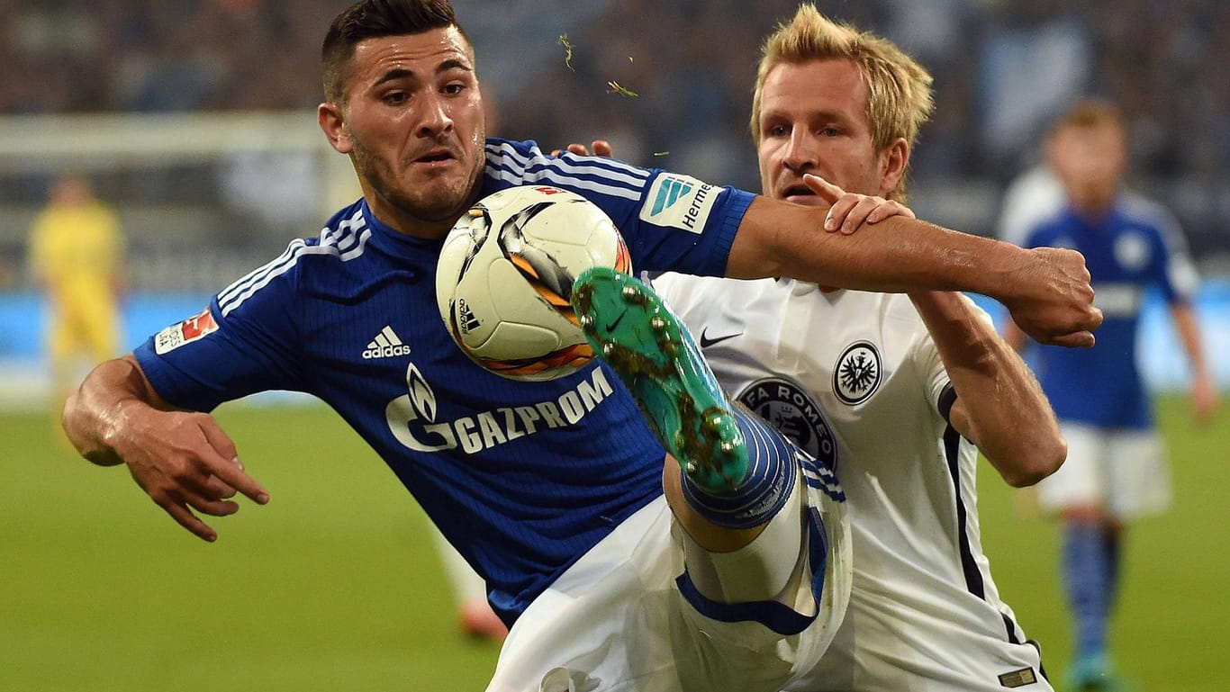 Schalke und Frankfurt (hier li. Sead Kolasinac und Stefan Aigner) treffen zu ungewohnter Zeit aufeinander.
