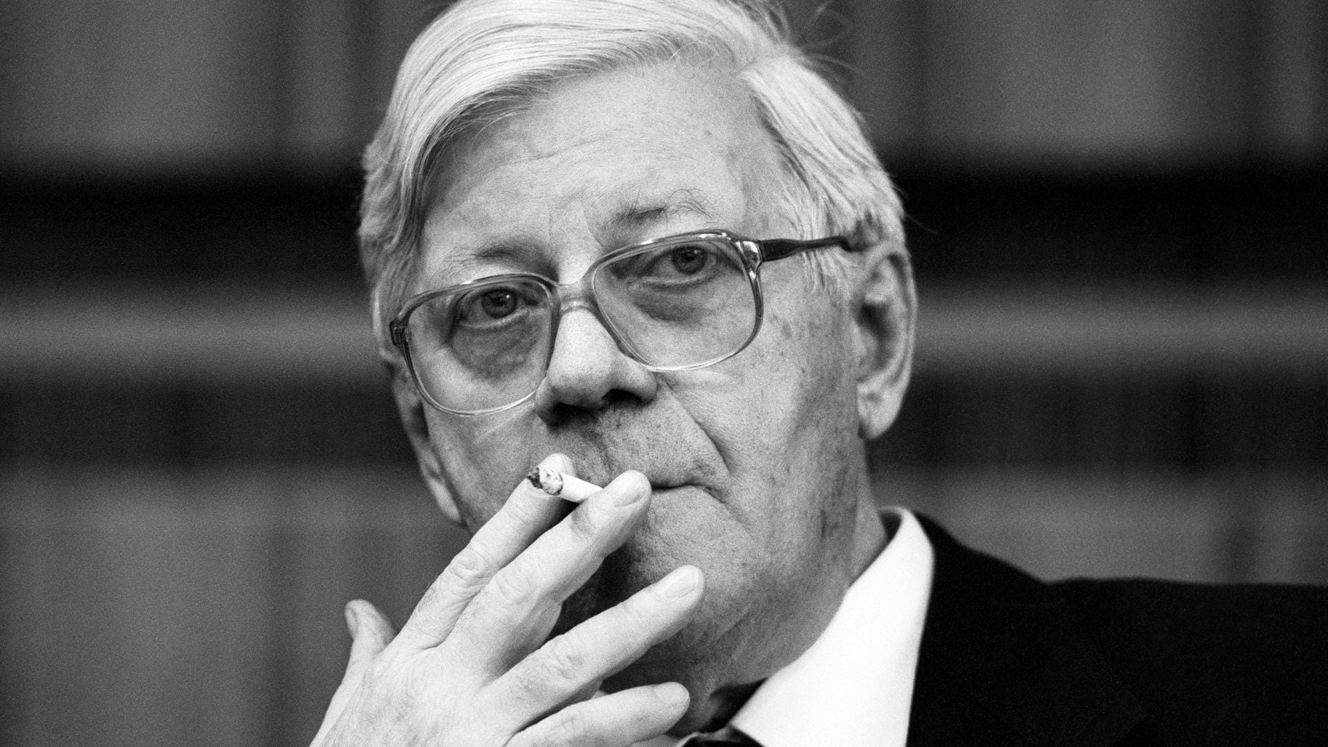 Selten sah man Helmut Schmidt ohne Zigarette. Am 10. November 2015 starb er im stolzen Alter von 96 Jahren.