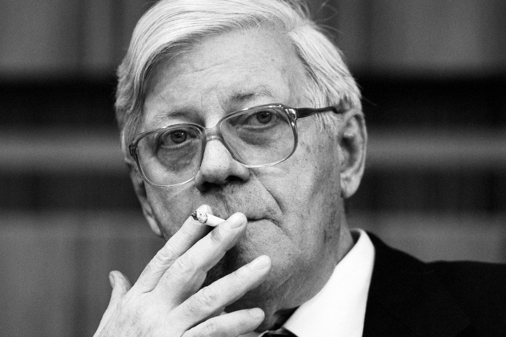 Selten sah man Helmut Schmidt ohne Zigarette. Am 10. November 2015 starb er im stolzen Alter von 96 Jahren.