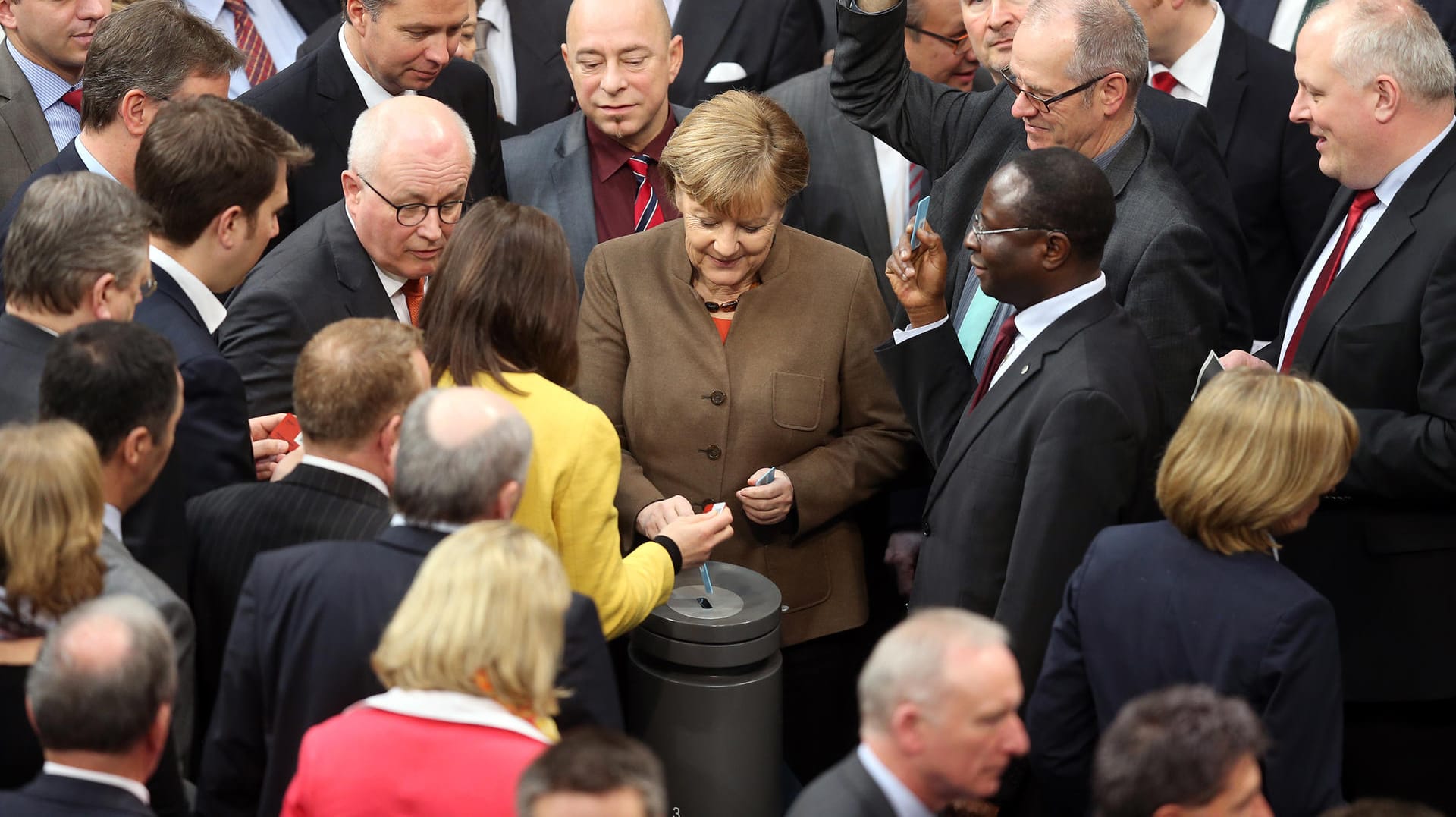 Abstimmung im Bundestag: Die Mehrheit der Abgeordneten ist für das Asylpaket II.