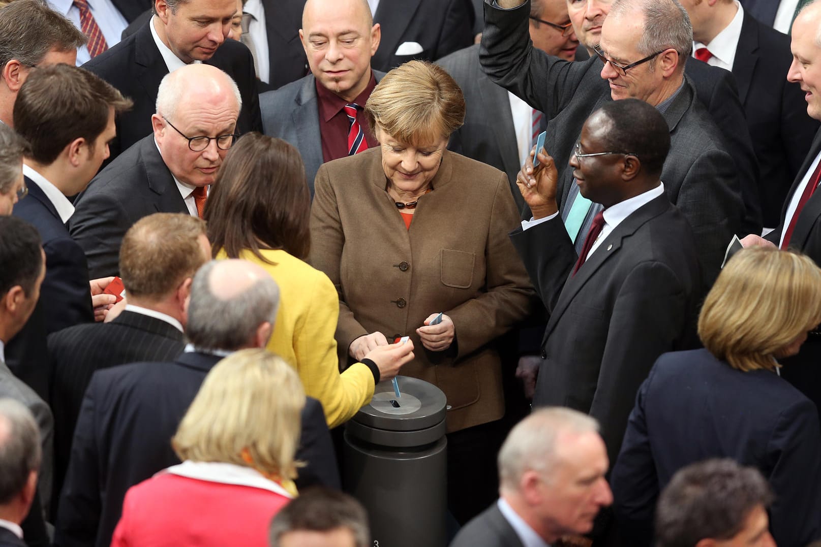 Abstimmung im Bundestag: Die Mehrheit der Abgeordneten ist für das Asylpaket II.