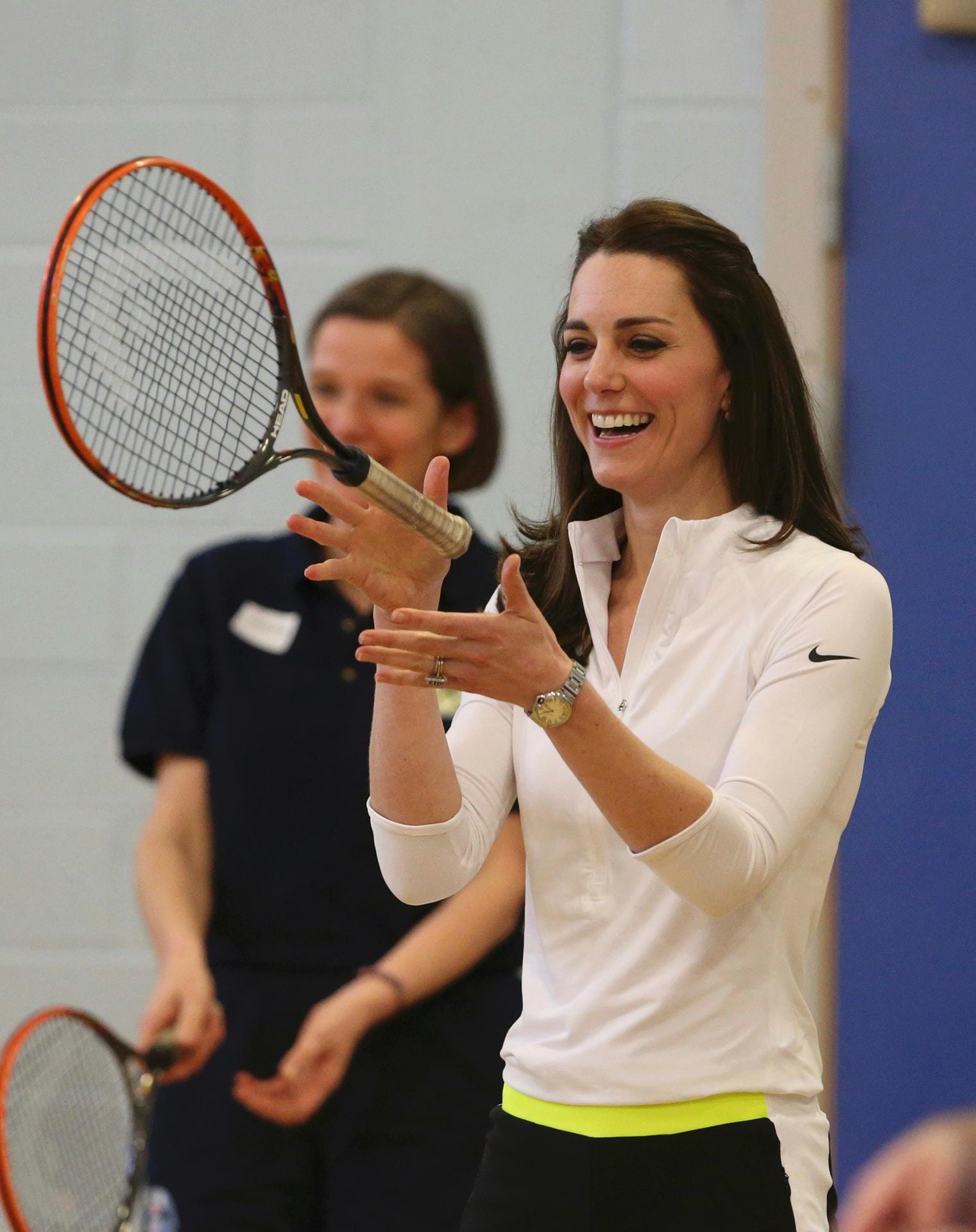 Bei einem Besuch in Edinburgh Ende Februar ließ sich Herzogin Kate erklären, wie man Kindern das Tennisspielen schmackhaft macht. Den Kurs gab Judith Murray, Mutter des britischen Tennis-Stars Andy Murray.