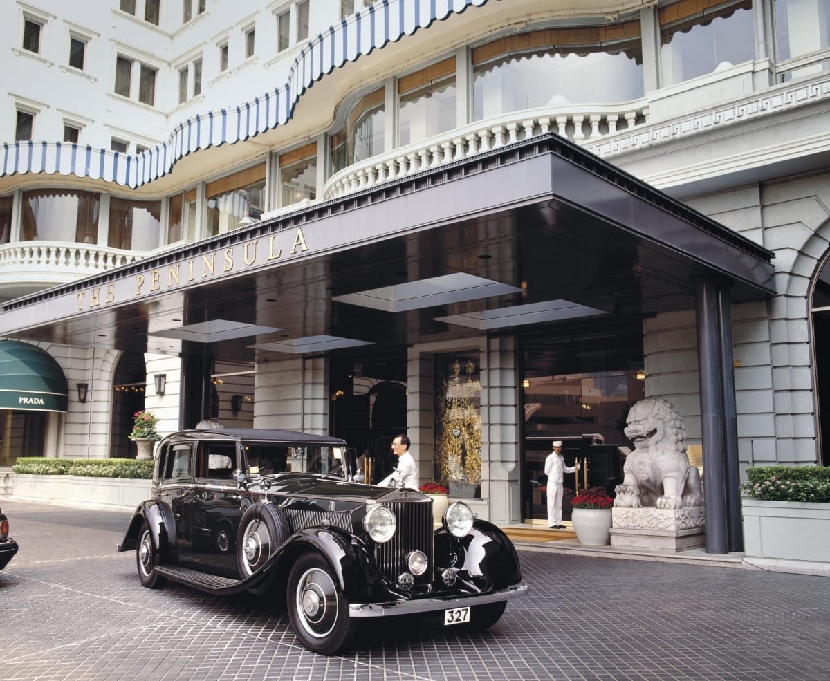 Das "Peninsula Hotel Hongkong" mit einem Rolls-Royce Phantom II von 1934 am Eingang.