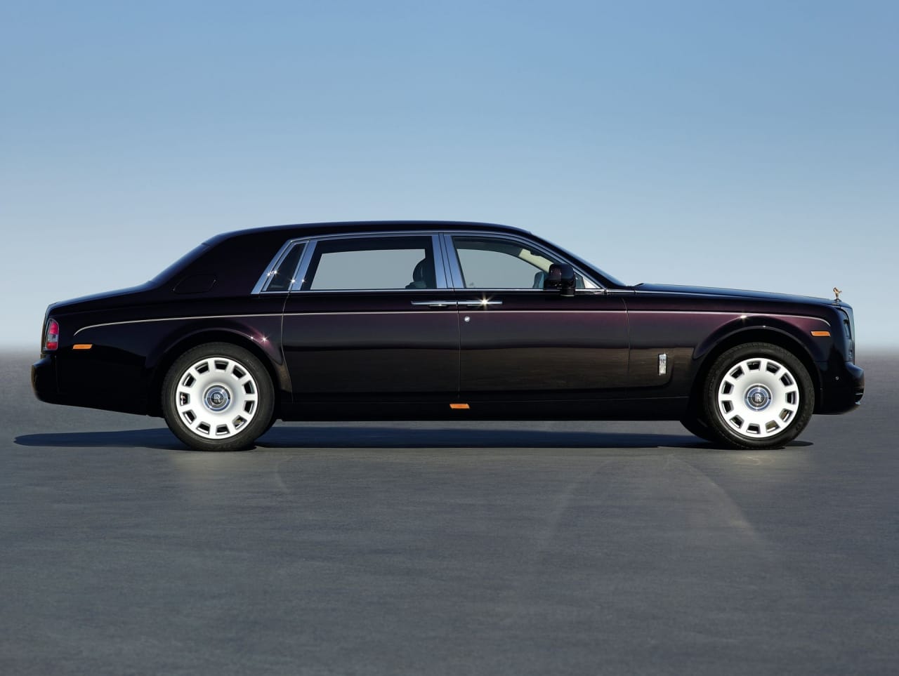 Ein Rolls-Royce Phantom mit langem Radstand ist 6,09 Meter lang: So reisen Könige, Adelige und Super-Reiche.