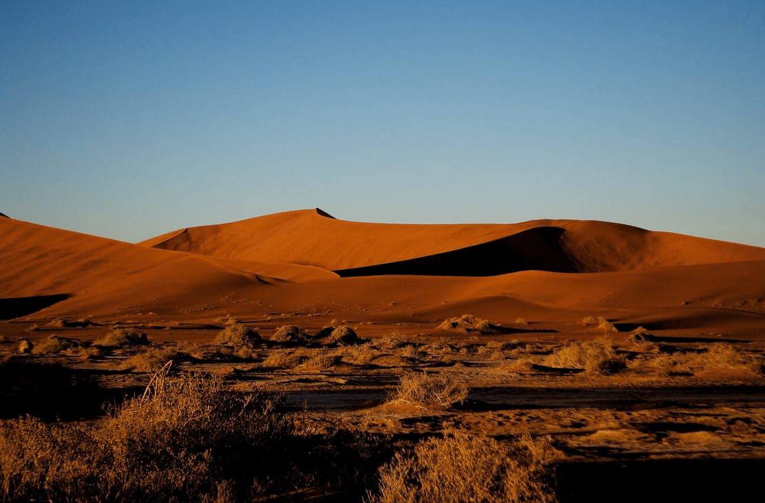 Mad Max: Fury Road. Die Namib-Wüste liegt an der Westküste Südafrikas auf dem Gebiet von Namibia und Angola.