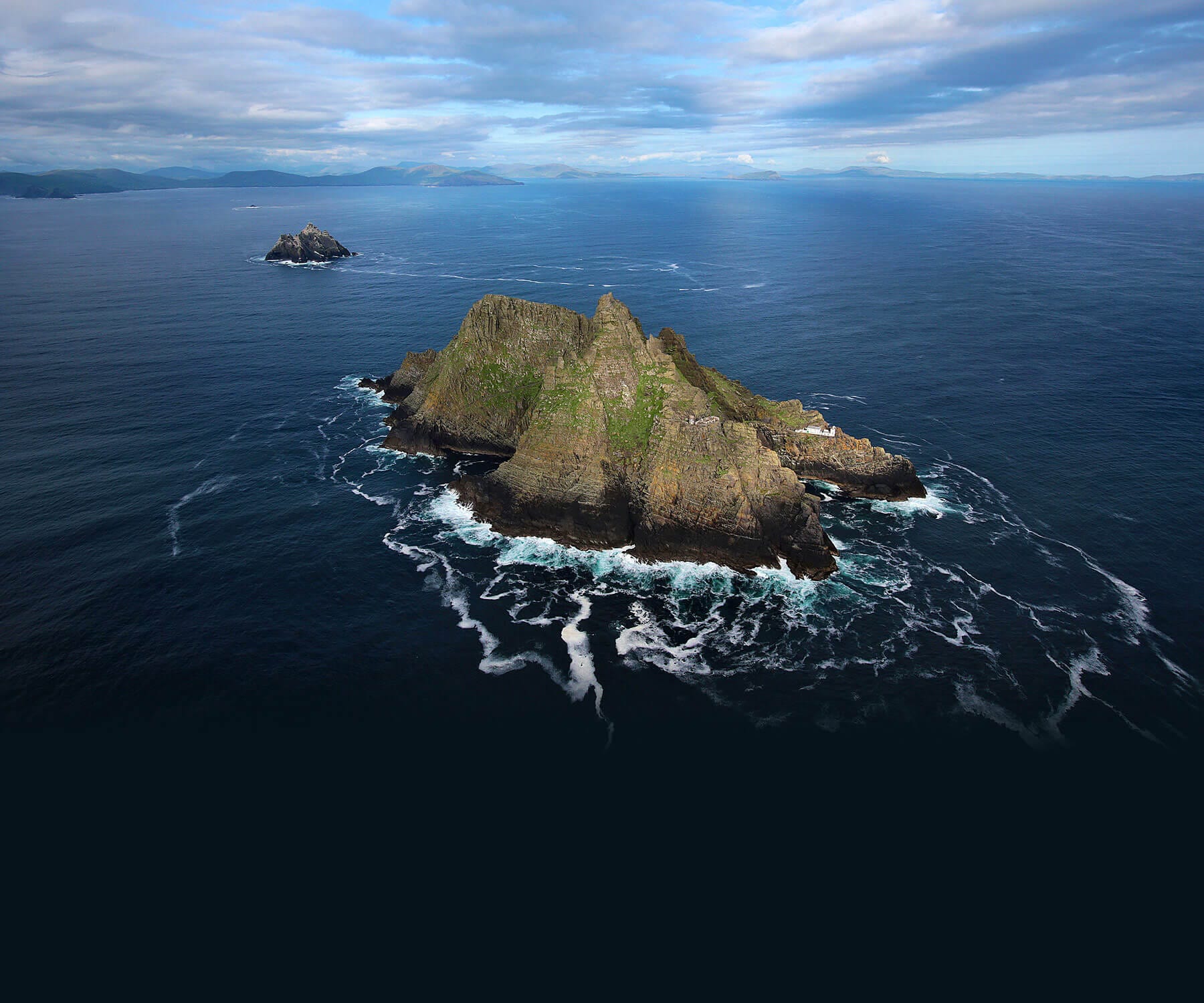 Star Wars: Das Erwachen der Macht. Die Insel Skellig Michael im Norden Irlands ist seit 1996 Weltkulturerbe. Auf dem Eiland steht eines der schwerst zugänglichen mittelalterlichen Klöster Irlands, das Mönchen über sechs Jahrhunderte als Unterkunft diente.