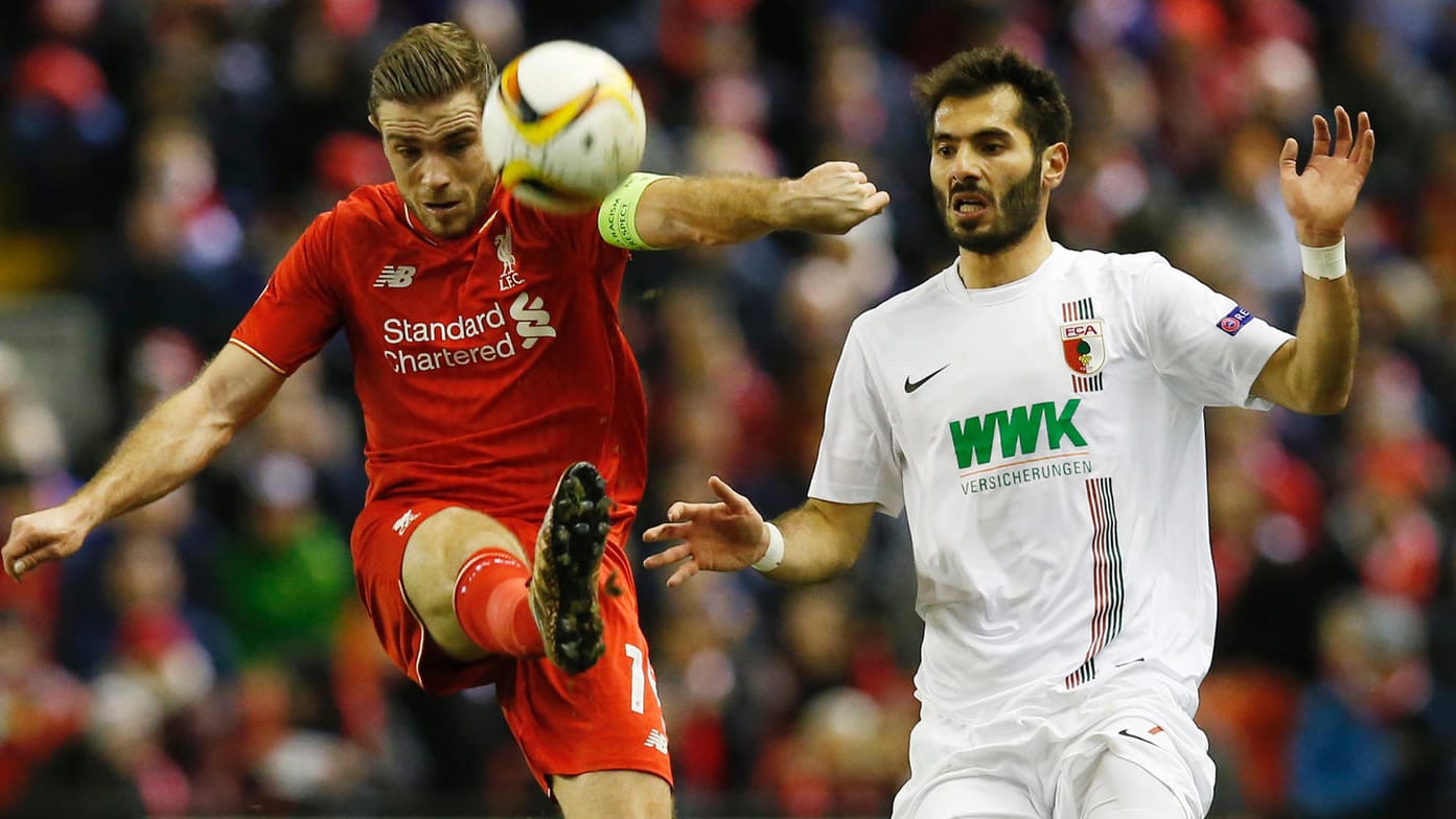 Jordan Henderson (li.) klärt vor dem Augsburger Halil Altintop.