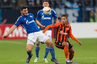 Schalkes Sead Kolasinac (li.) und Donezk-Torschütze Marlos kämpfen um den Ball.