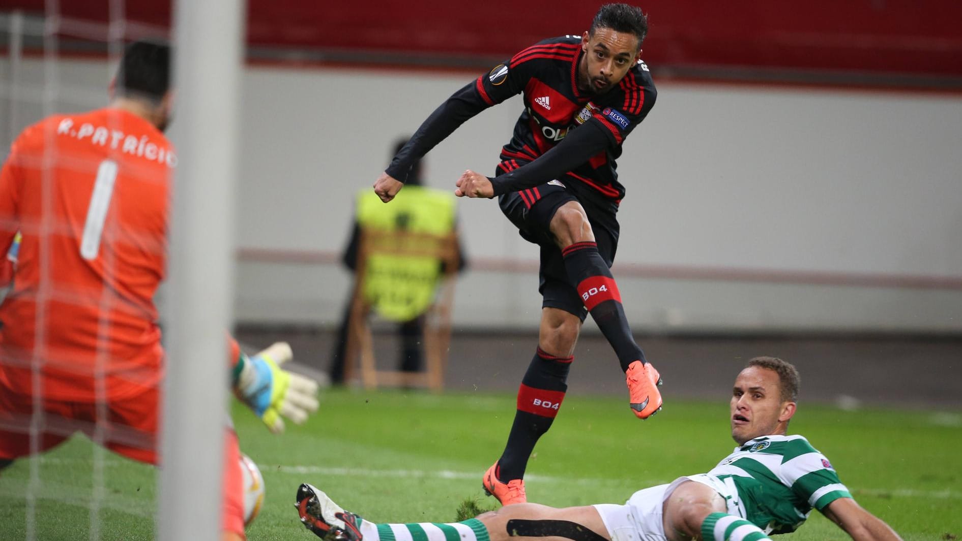 Karim Bellarabi erzielt den Führungstreffer für Bayer Leverkusen.