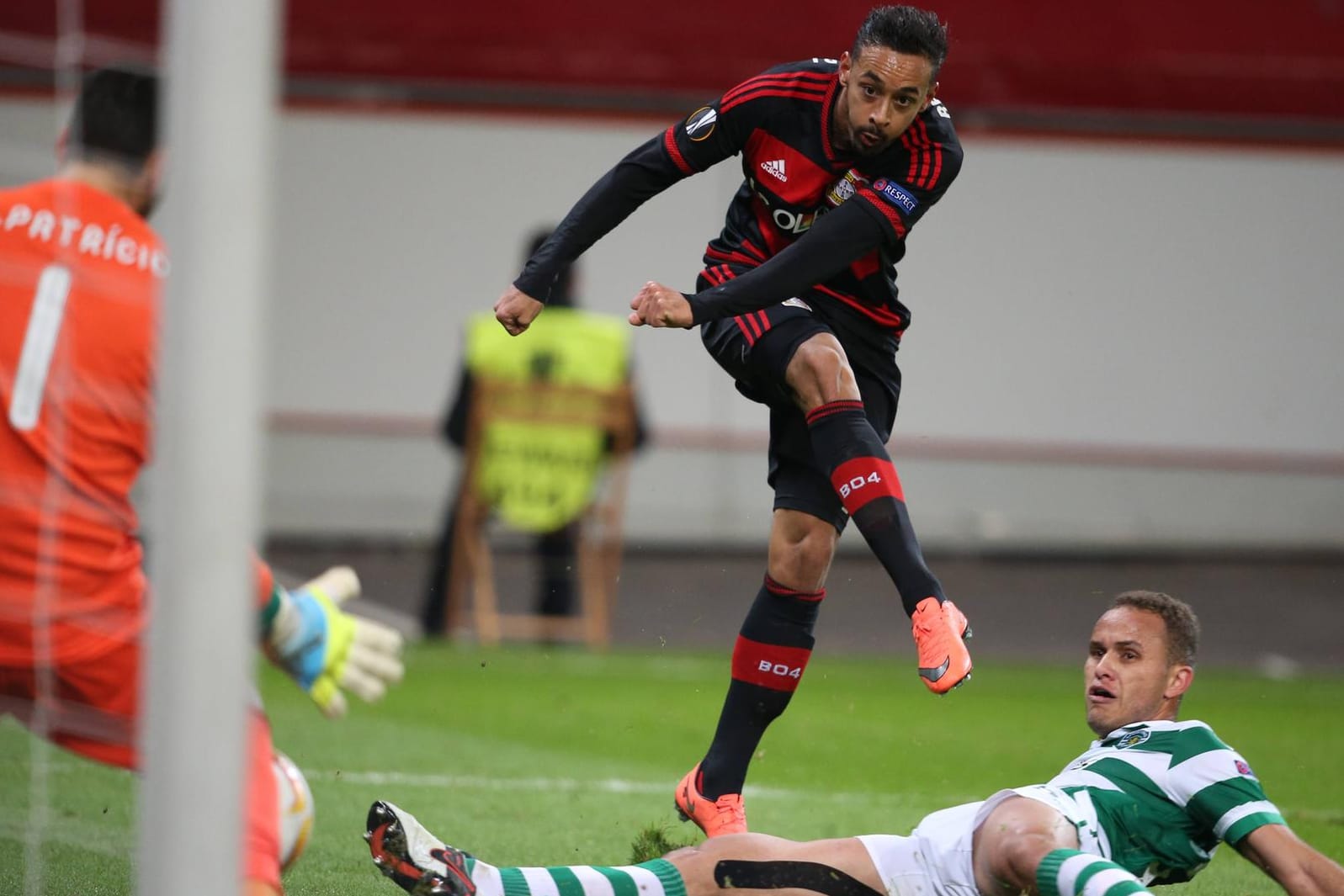 Karim Bellarabi erzielt den Führungstreffer für Bayer Leverkusen.