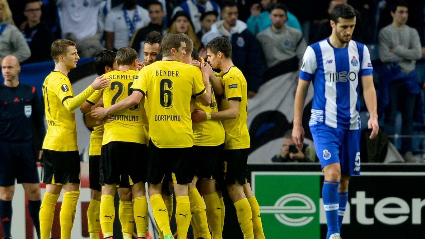 Schwarz-gelber Jubel: Die BVB-Profis freuen sich über das 1:0 in Porto.