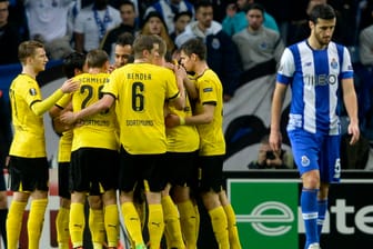 Schwarz-gelber Jubel: Die BVB-Profis freuen sich über das 1:0 in Porto.