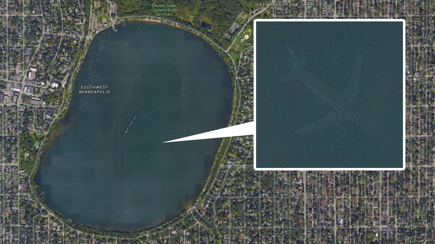 Lake Harriet in Google Earth: Das geisterhafte Flugzeug liegt fast in der Mitte. Die Bilder versunkener Flugzeuge entstehen durch das Zusammenrechnen mehrerer Satellitenbilder.