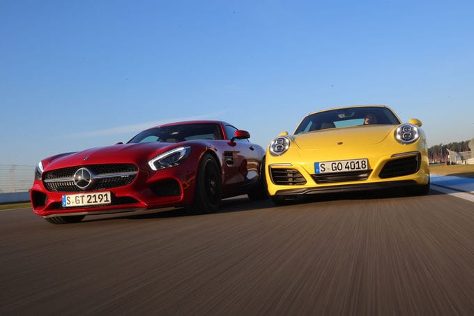 Beide bringen beste Voraussetzungen mit zum Test. Auf der einen Seite der rote Sportwagen mit Biturbo-V8, auf der anderen der gelbe Sportler mit Biturbo-Boxer.