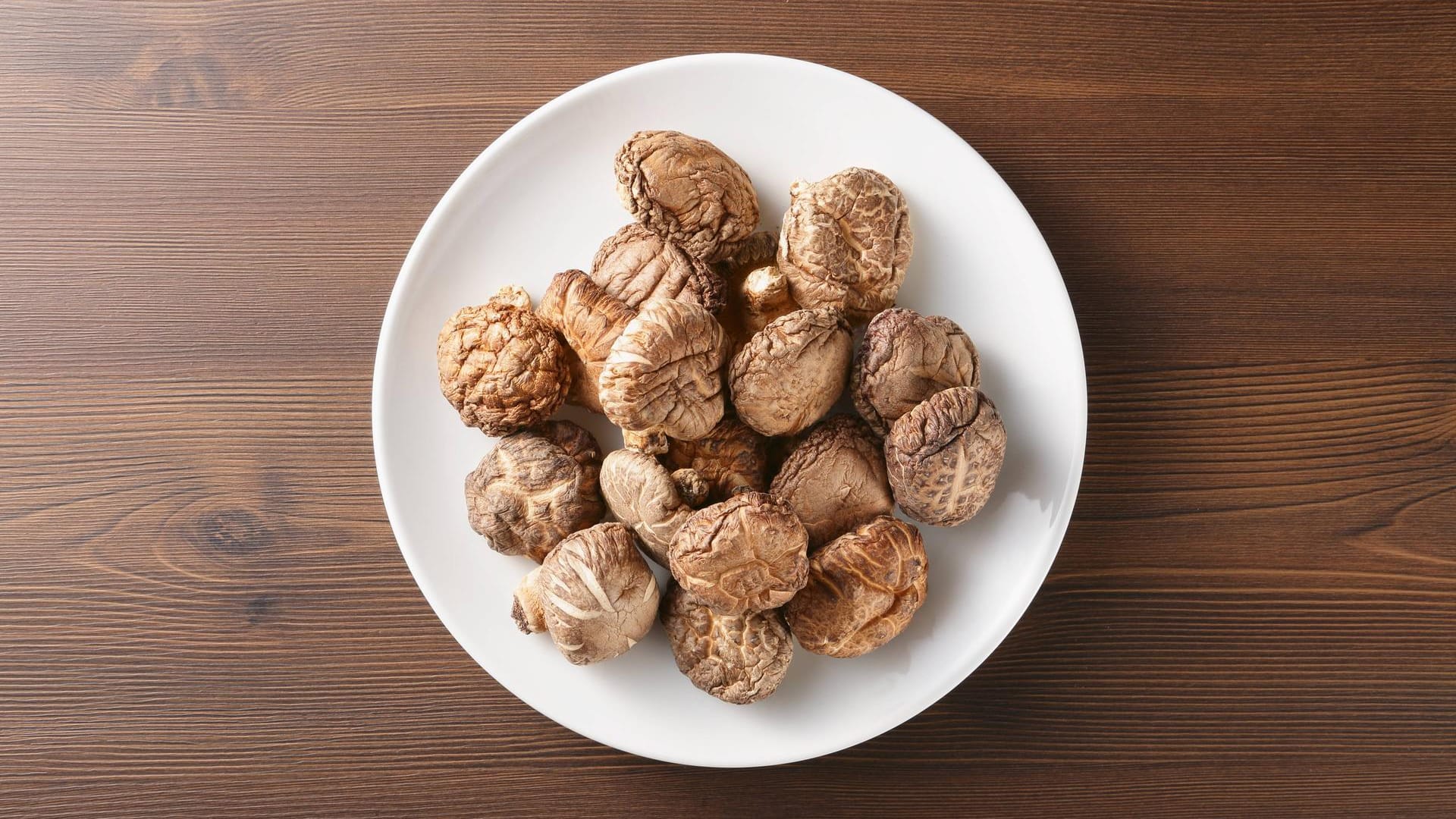 Getrocknete Shiitake müssen zunächst eingeweicht werden.