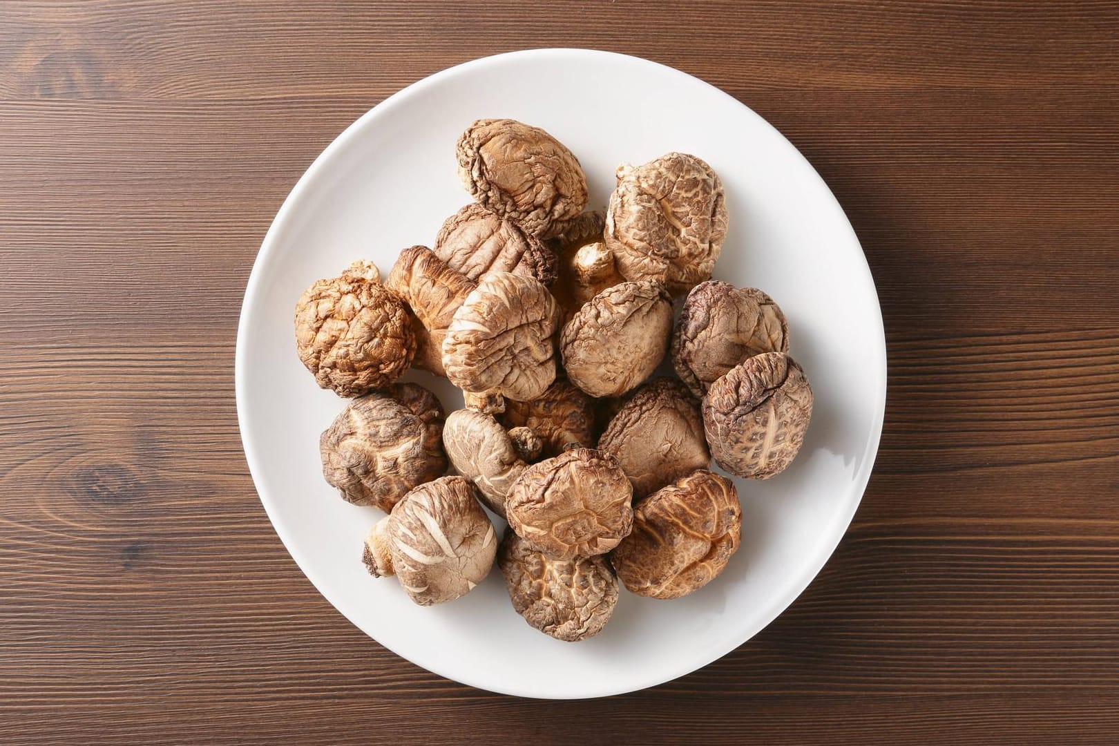 Getrocknete Shiitake müssen zunächst eingeweicht werden.