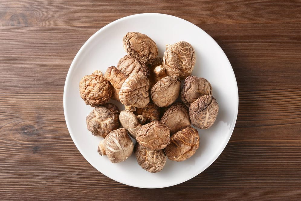 Getrocknete Shiitake müssen zunächst eingeweicht werden.