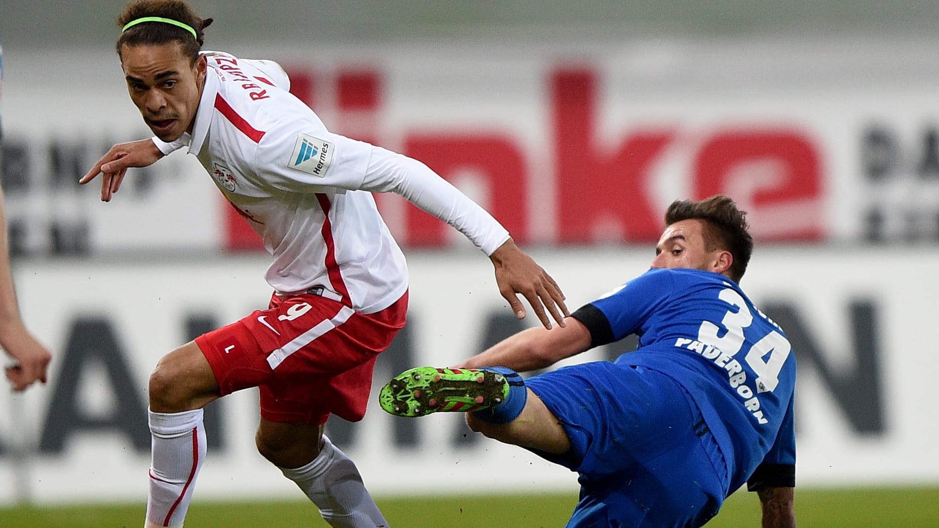 Leipzigs Yussuf Poulsen (li.) und Paderborns Robin Krauße im Zweikampf.