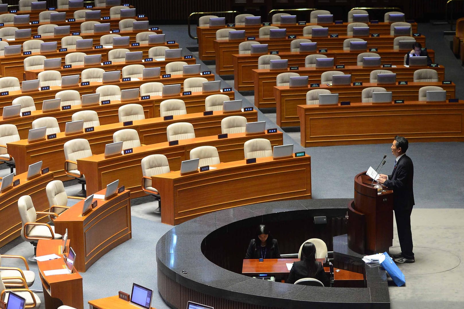 Jung Cheong Rae spricht spricht stundenlang vor dem südkoreanischen Parlament - auch wenn ihm irgendwann keiner mehr zuhört.