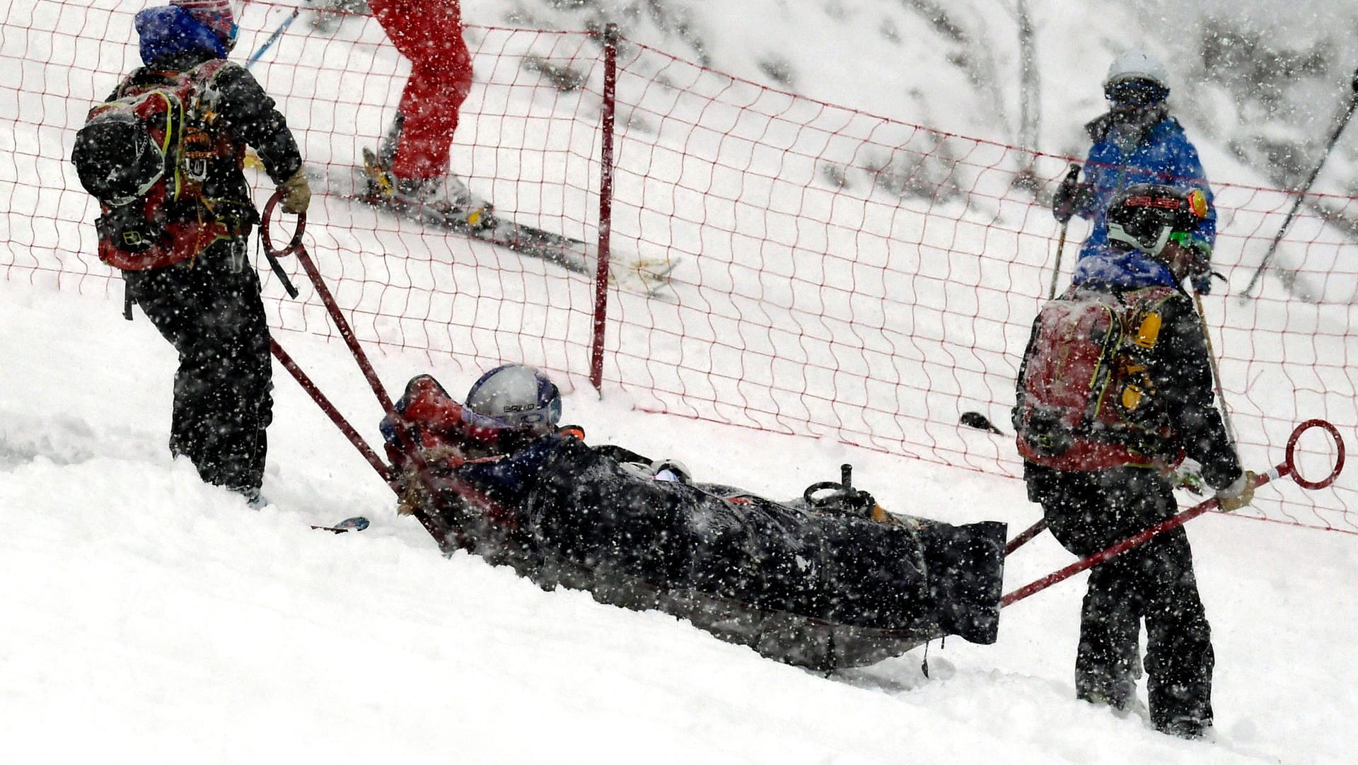 Die verletzte Lindsey Vonn wird abtransportiert.