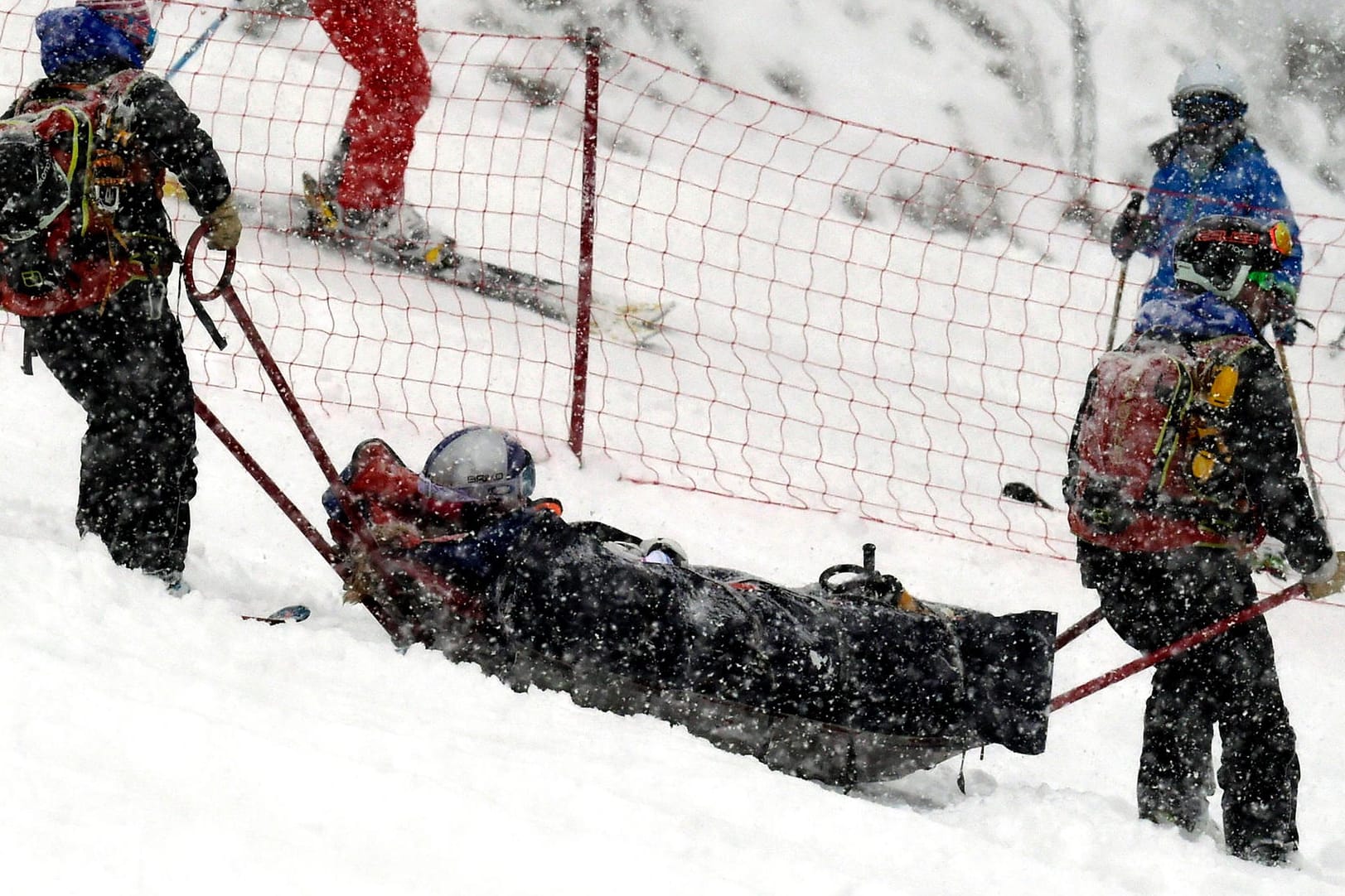 Die verletzte Lindsey Vonn wird abtransportiert.