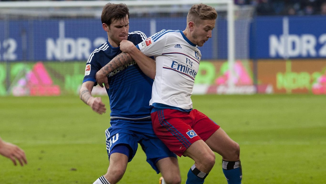 Eng an eng: HSV-Spielmache Lewis Holtby (re.) im Duell mit Ingolstadts Pascal Groß.