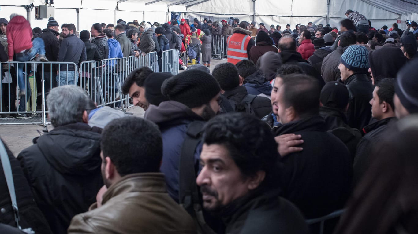 Flüchtlinge in einem Wartezelt vor dem Lageso (Landesamt für Gesundheit und Soziales) in Berlin.