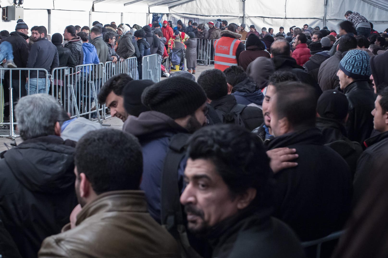 Flüchtlinge in einem Wartezelt vor dem Lageso (Landesamt für Gesundheit und Soziales) in Berlin.