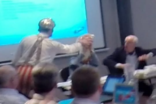 Der Tortenwurf auf die AfD-Politikerin von Storch hat für einen "Clown" ein Nachspiel.