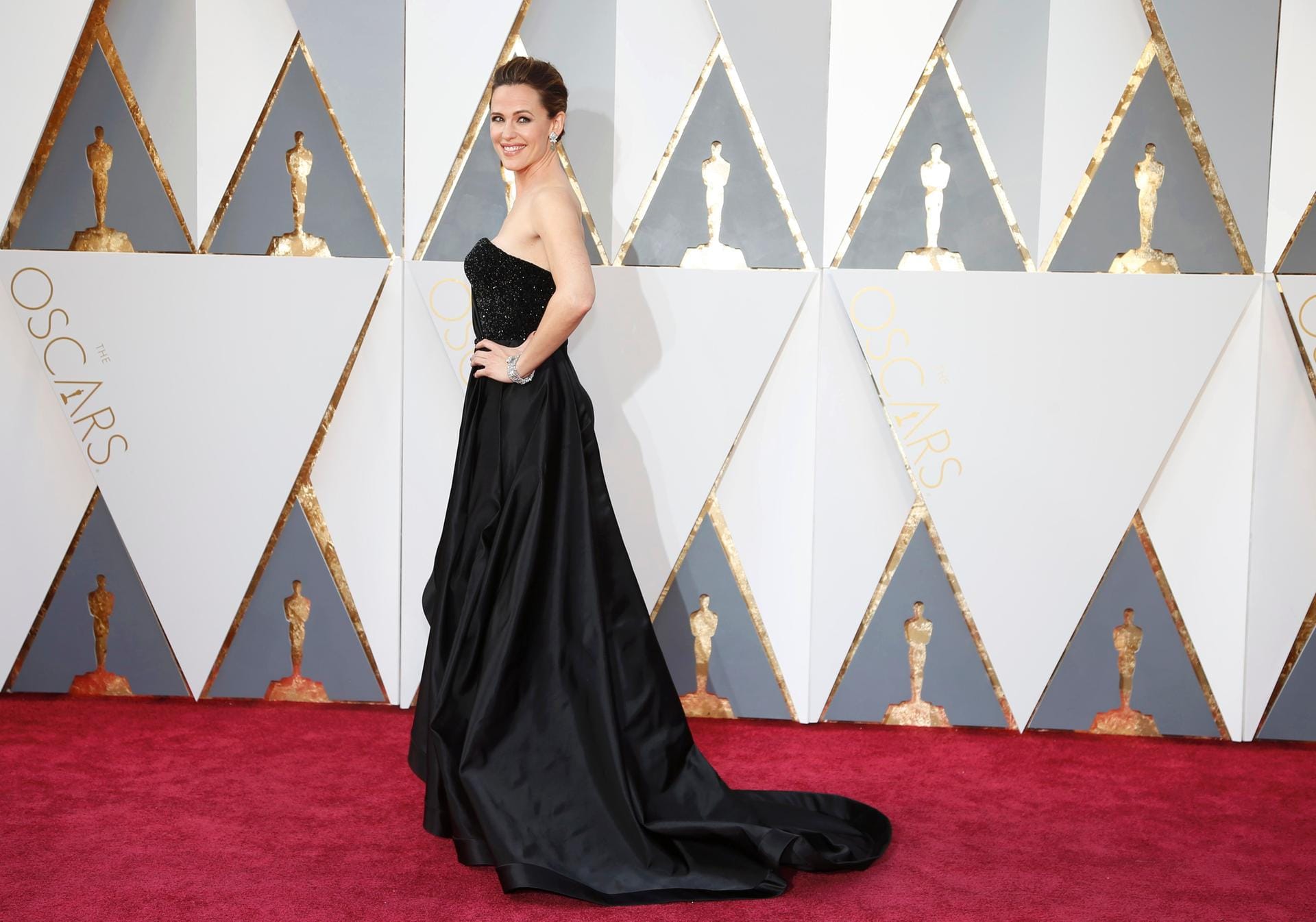 Jennifer Garner (43) bezauberte in einer traumhaften, hocheleganten Robe von Atelier Versace.