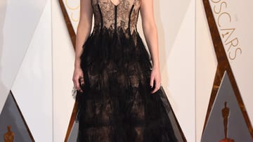 Ganz in Spitze – das war spitze: Jennifer Lawrence (25), erneut nominiert für die „Beste Hauptdarstellerin“ in „Joy“, spurtete auf den letzten Drücker in einem Abendkleid von Dior über den roten Teppich zur Verleihung.