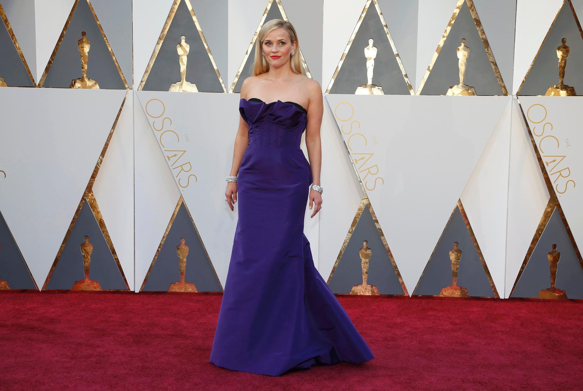 Reese Witherspoon (39) in einer schönen und klassischen Robe.