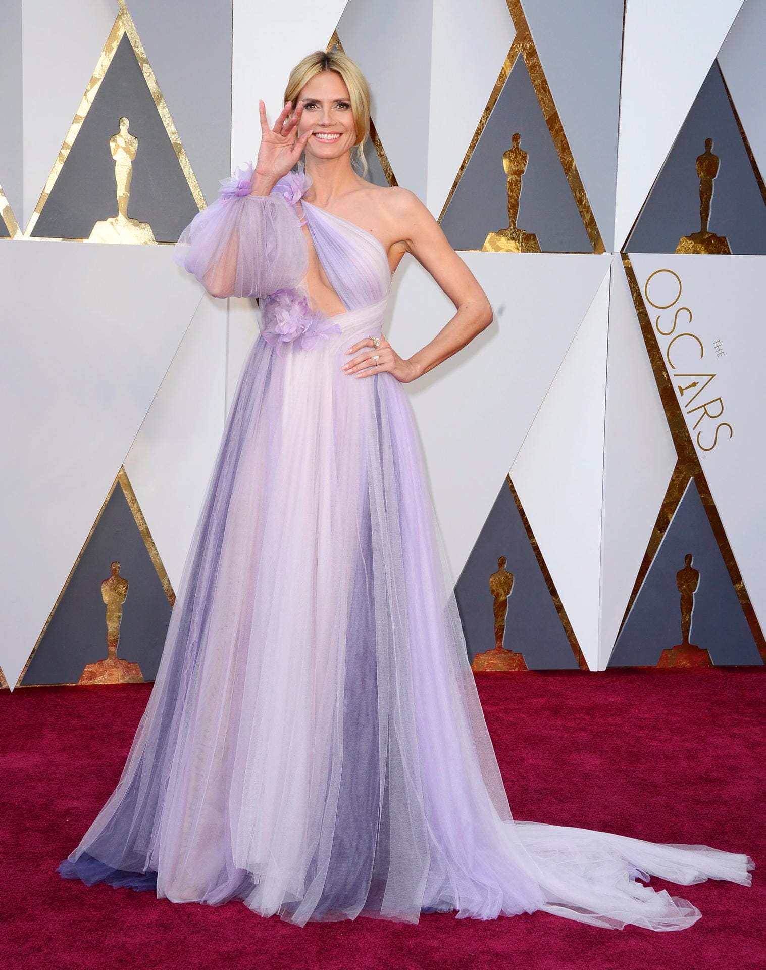 Der Albtraum einer jeder Promi-Dame: Das Grusel-Outfit der Oscar-Nacht zu tragen. Dieses Jahr traf es "Germany's next Topmodel"-Chefin Heidi Klum, die eine lilafarbene, schulterfreie Robe aus dem Hause Marchesa trug.