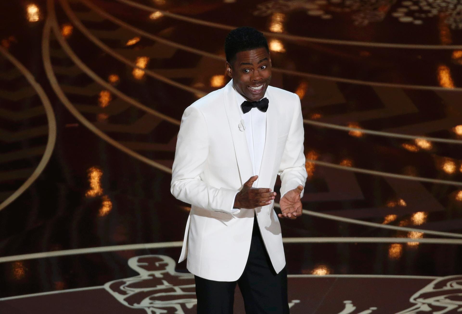 US-Schauspieler und Comedian Chris Rock übernahm zum zweiten Mal die Moderation der Oscar-Verleihung. Schon zu Beginn der Sendung ließ er sich mit scharfer Zunge zu den Vorwürfen gegen die Oscar-Academy aus. Mehrere afro-amerikanische Schauspieler boykottierten die Show, weil sie sie als "zu weiß" empfinden.