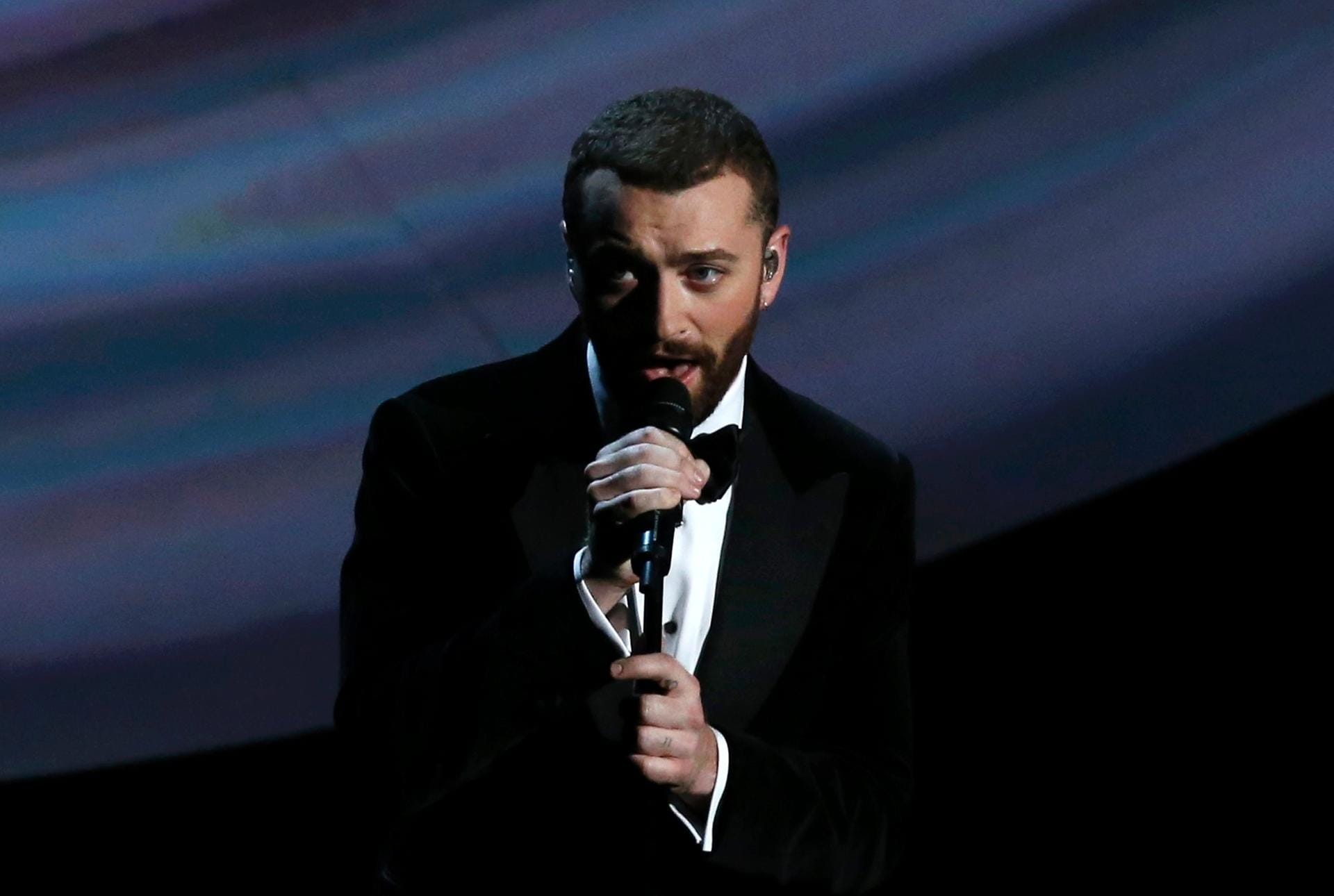 Der britische Sänger Sam Smith präsentiere seinen für einen Oscar nominierten Song "Writing's On The Wall" aus dem James-Bond-Film "Spectre".