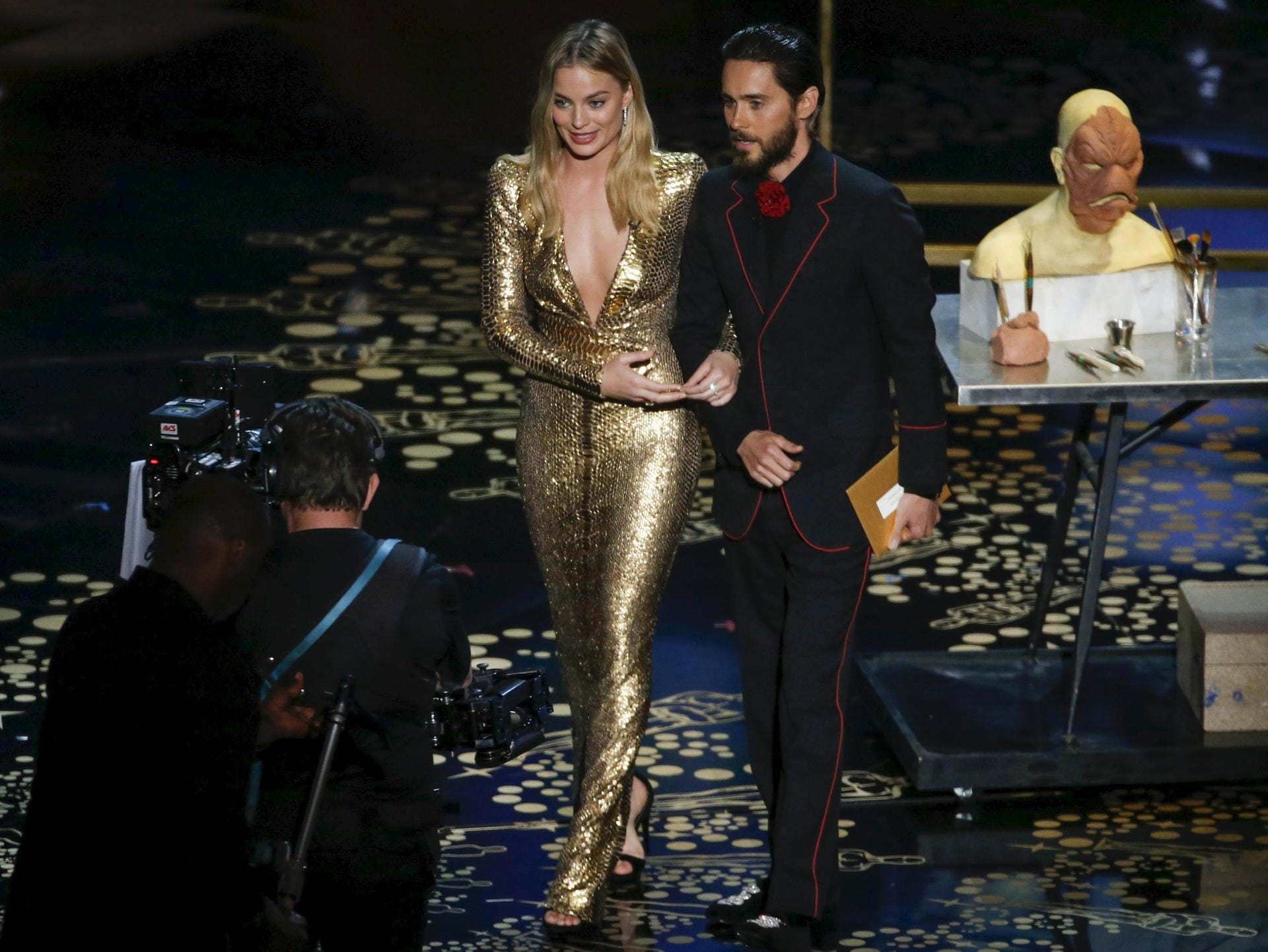 Den Oscar für "Bestes Makeup und Hairstyling" dürfen Margot Robbie und Jared Leto präsentieren.