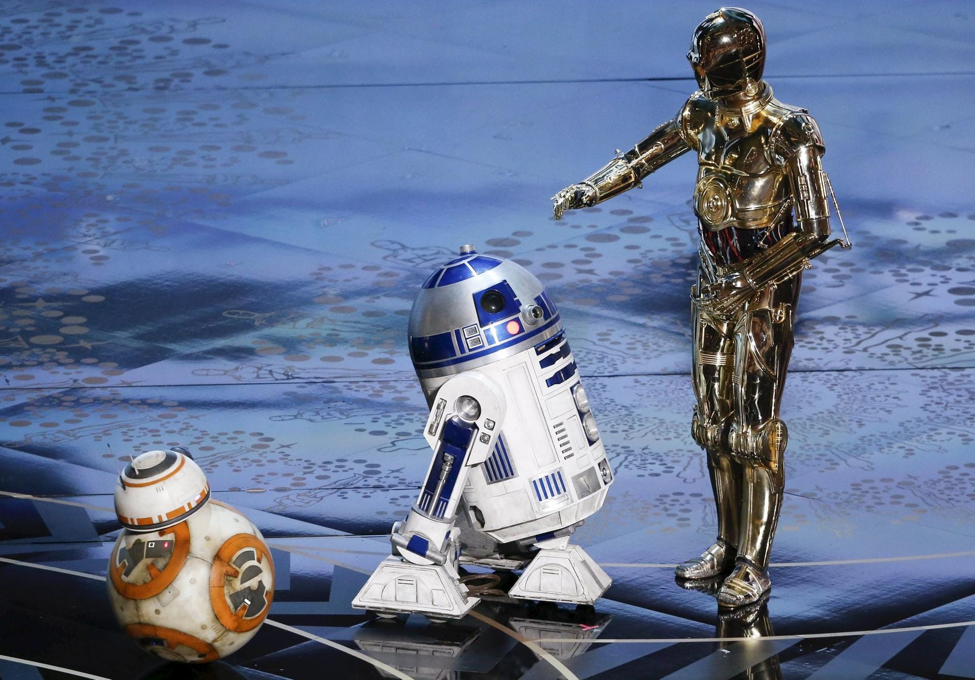 Die "Star Wars"-Droiden BB-8, R2-D2 und C-3PO statten der Oscar-Verleihung einen Besuch ab.