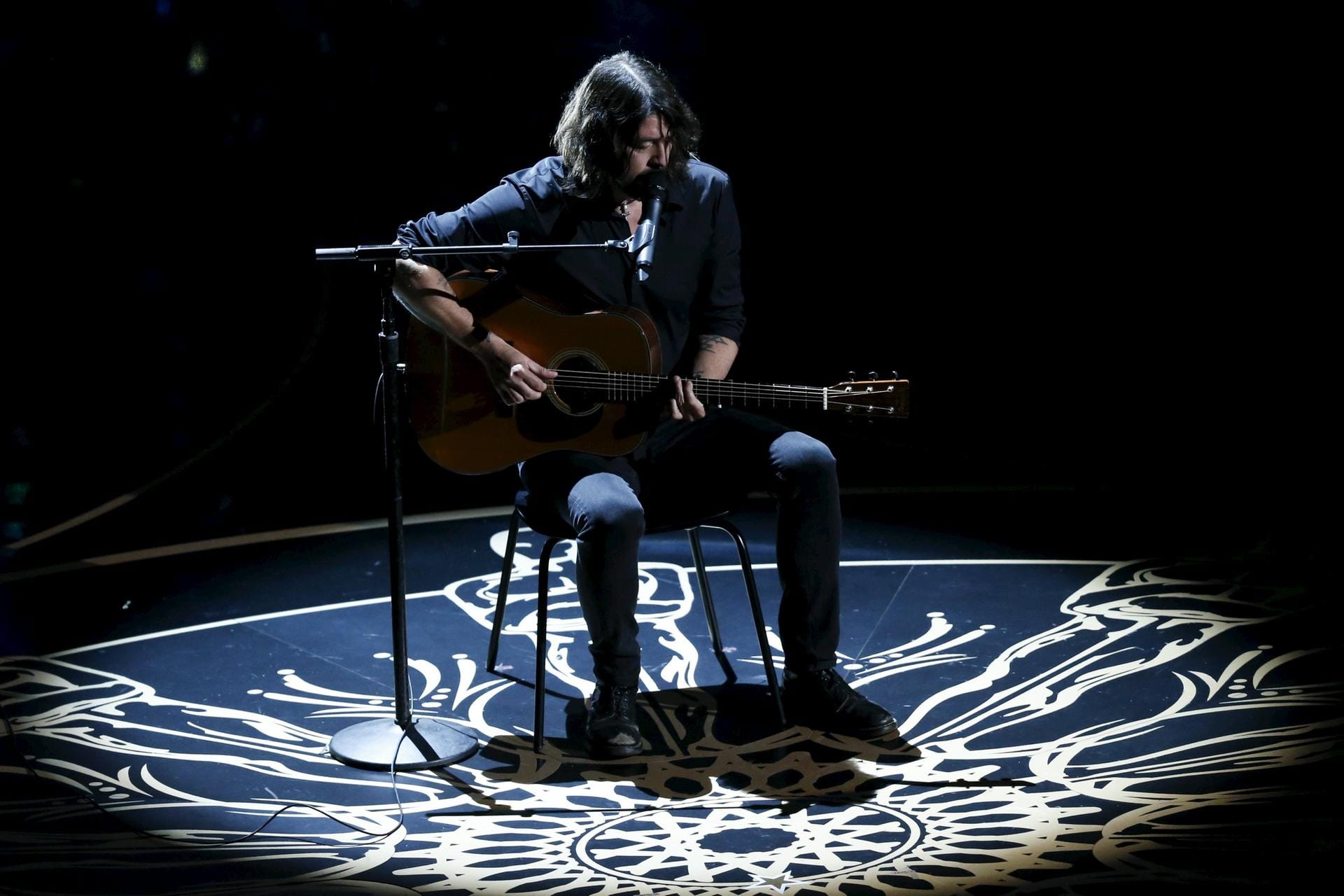 Rocksänger und Foo-Fighters-Frontmann David Grohl trägt den Beatles-Song "Blackbird" vor, während im Hintergrund die Diashow "In Memoriam" die Verstorbenen ehrt.