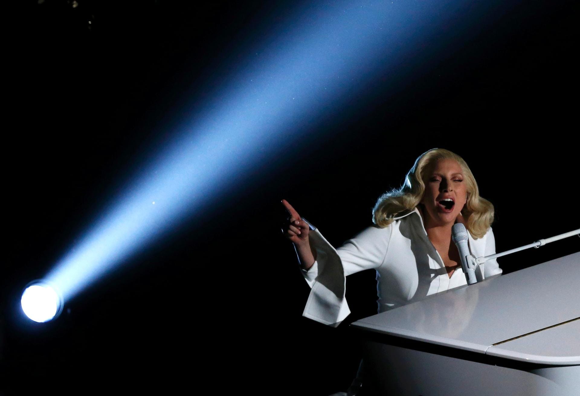 Lady Gaga trägt ihren nominierten Song "Til It Happens To You" aus dem Film "The Hunting Ground" vor.