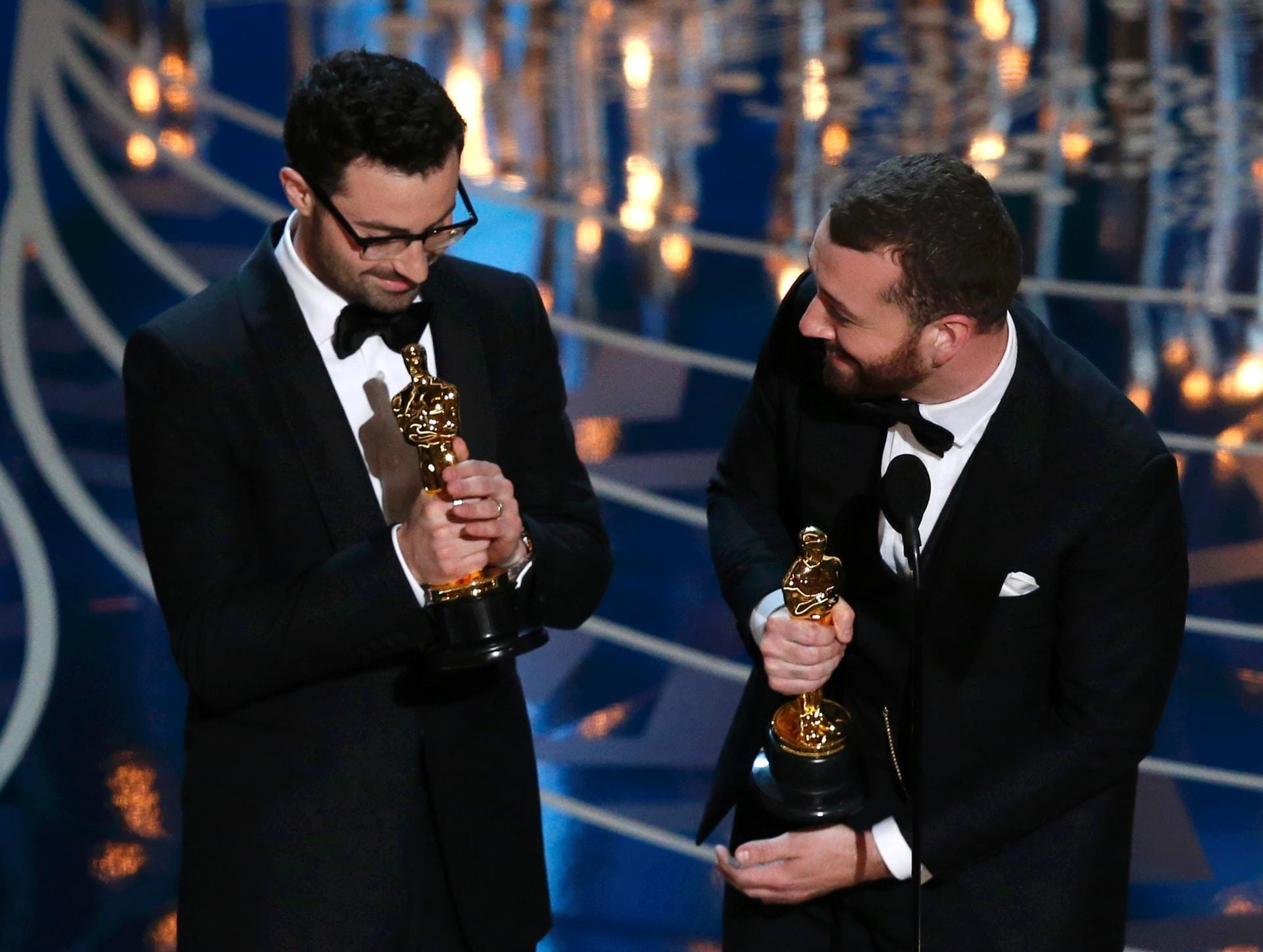 Der britische Sänger Sam Smith (rechts) und Songschreiber Jimmy Napes freuen sich über ihre Auszeichnungen für das Lied "Writing's On The Wall" aus dem Bond-Film "Spectre".
