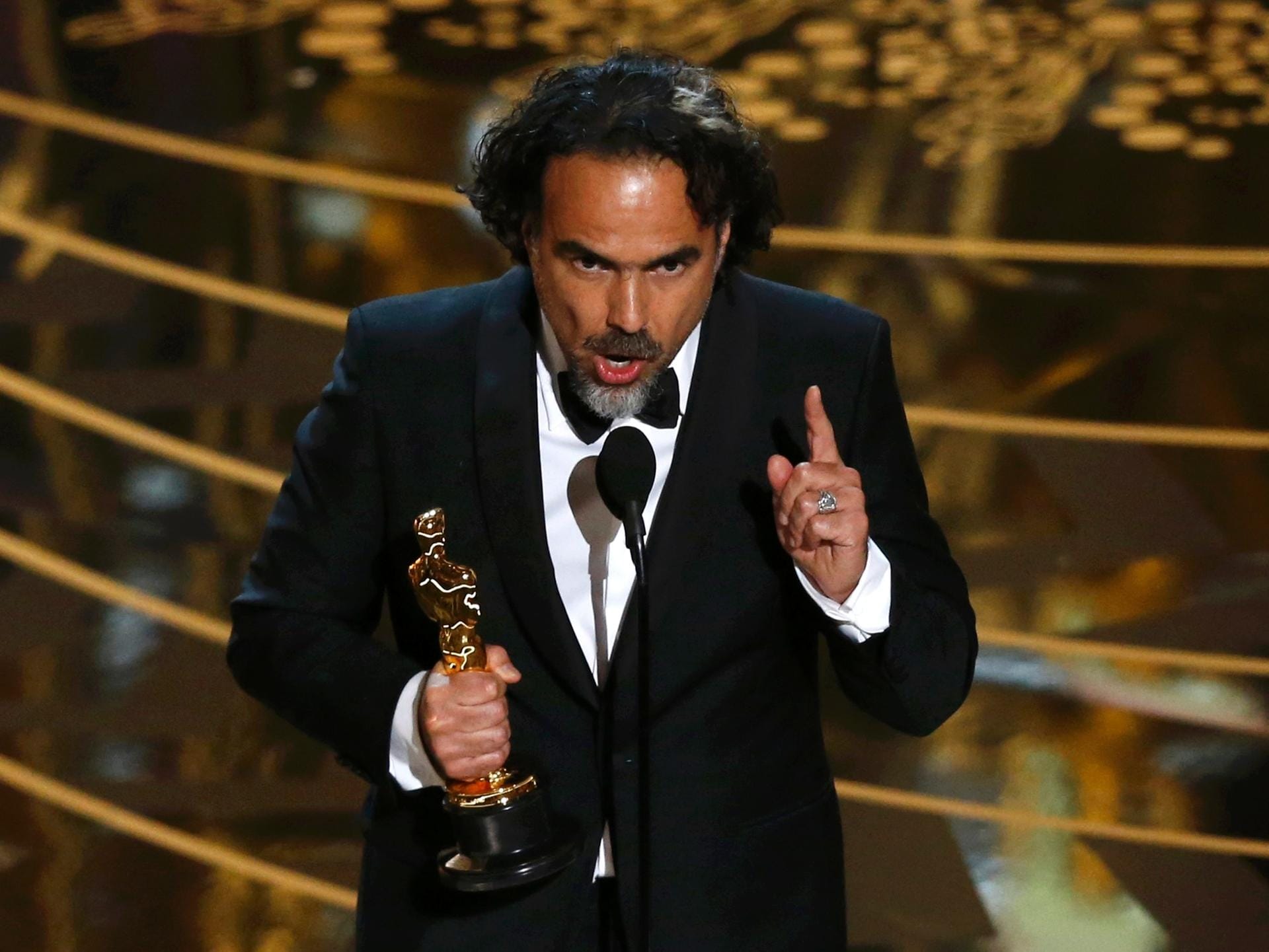 Der mexikanische Regisseur Alejandro G. Inárritu hält seine Dankesrede. Er hat den begehrten Oscar für seinen Film "The Revenant" erhalten.