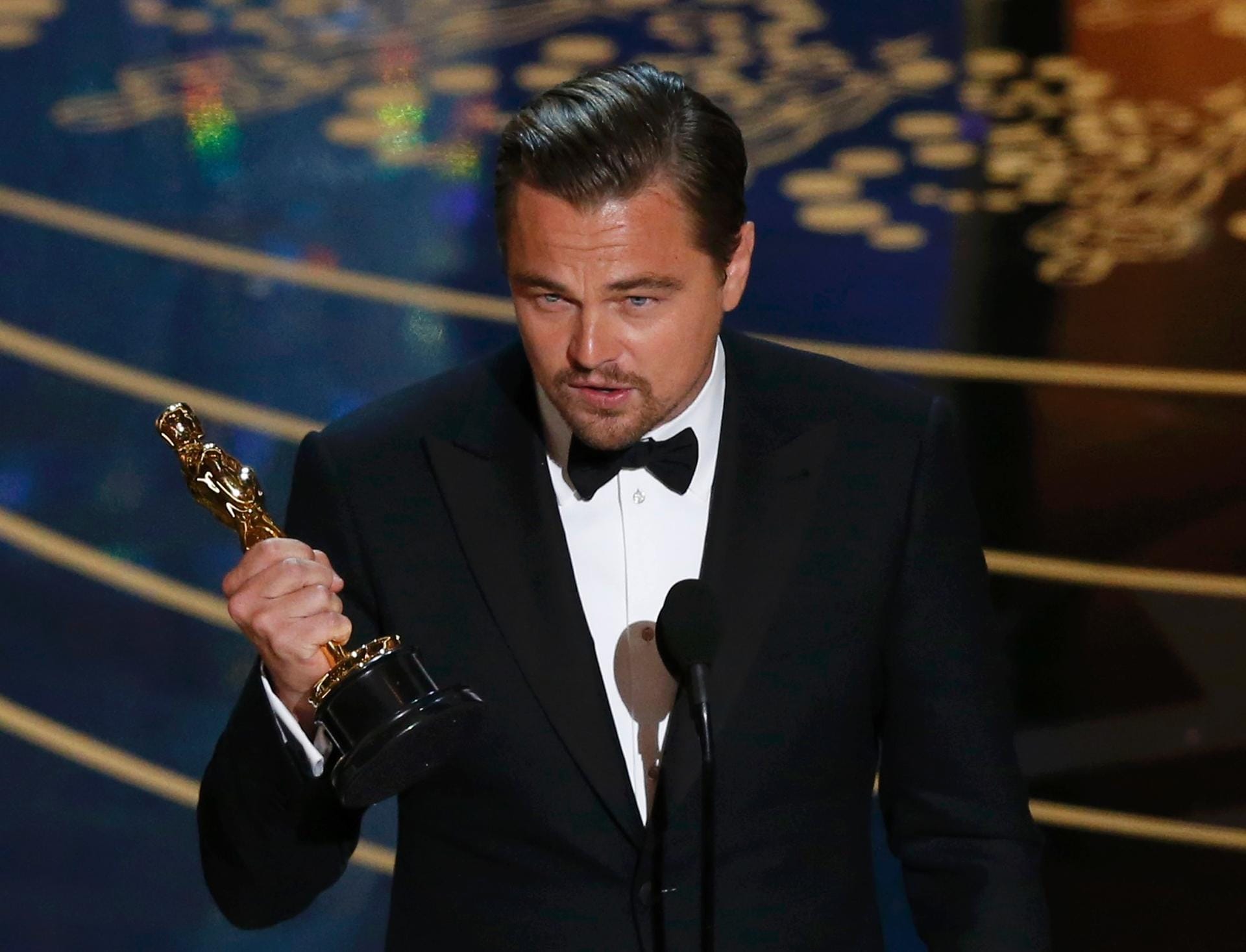 Endlich. Er hat ihn: Leonardo DiCaprio mit seinem langersehnten Oscar, den er als "Bester Hauptdarsteller" in dem Film "The Revenant" erhalten hat.