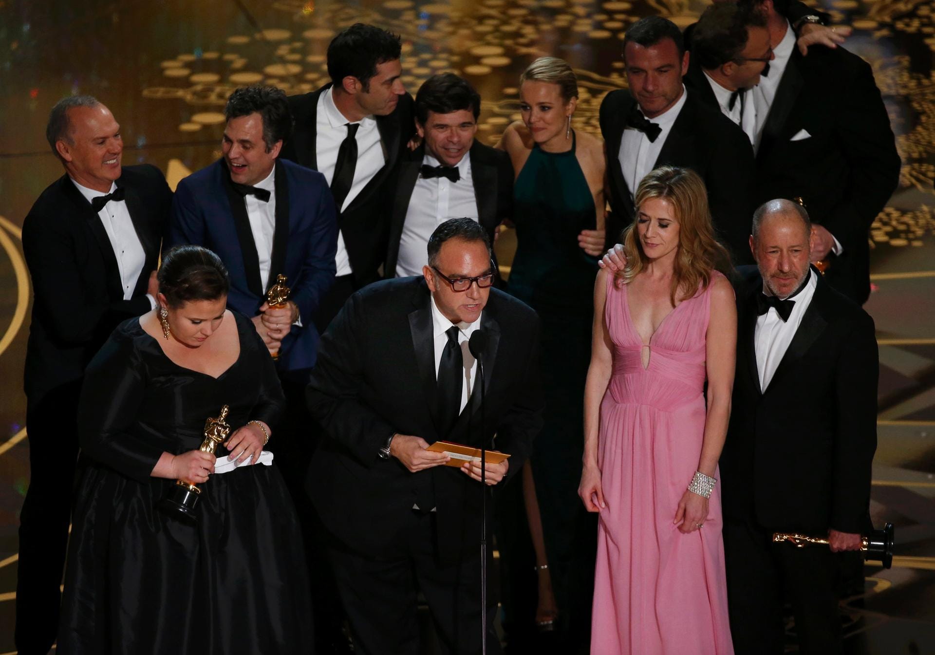 Der Cast von "Spotlight" nimmt den Oscar für die Kategorie "Bester Film" entgegen.