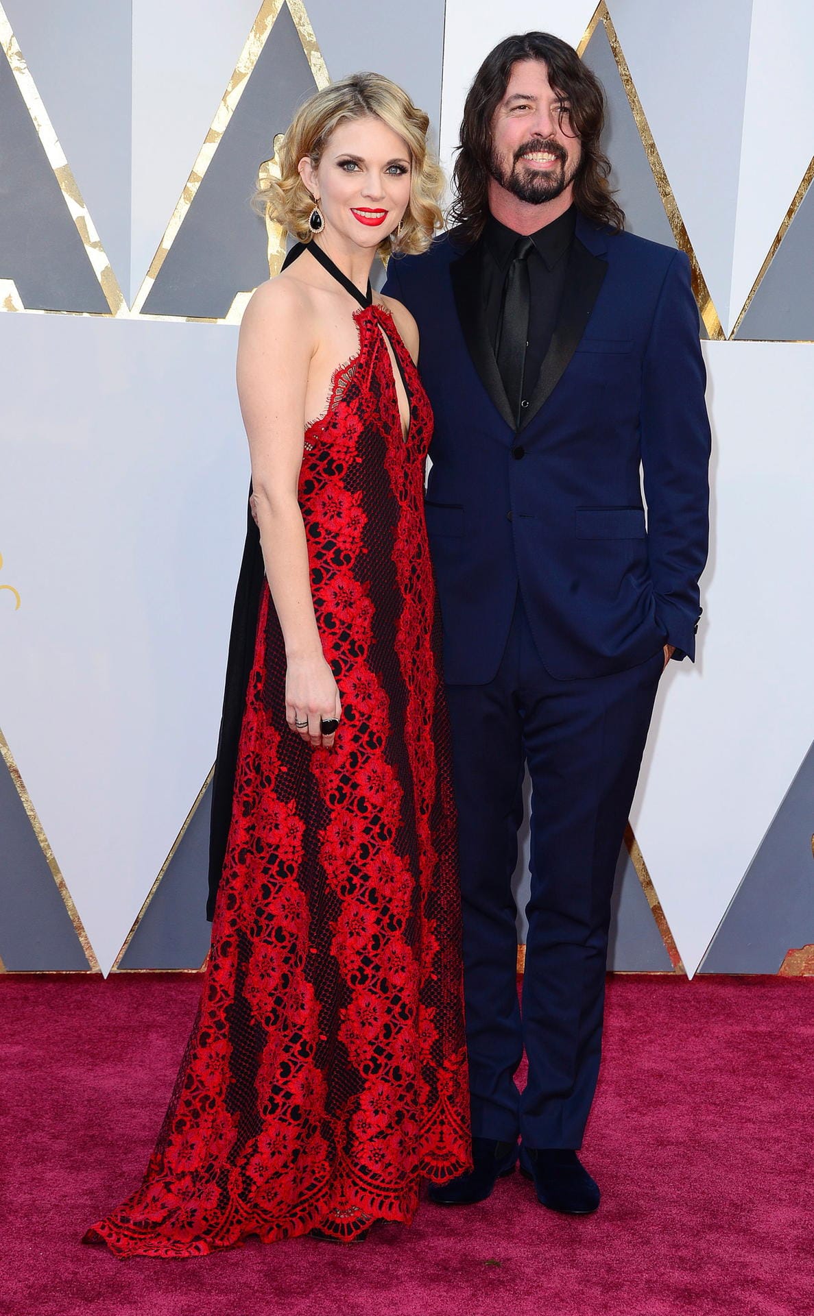 Jordyn Blum, die Ehefrau von Dave Grohl, in schwarz-roter Spitze. Oscar-Eleganz sieht irgendwie anders aus.