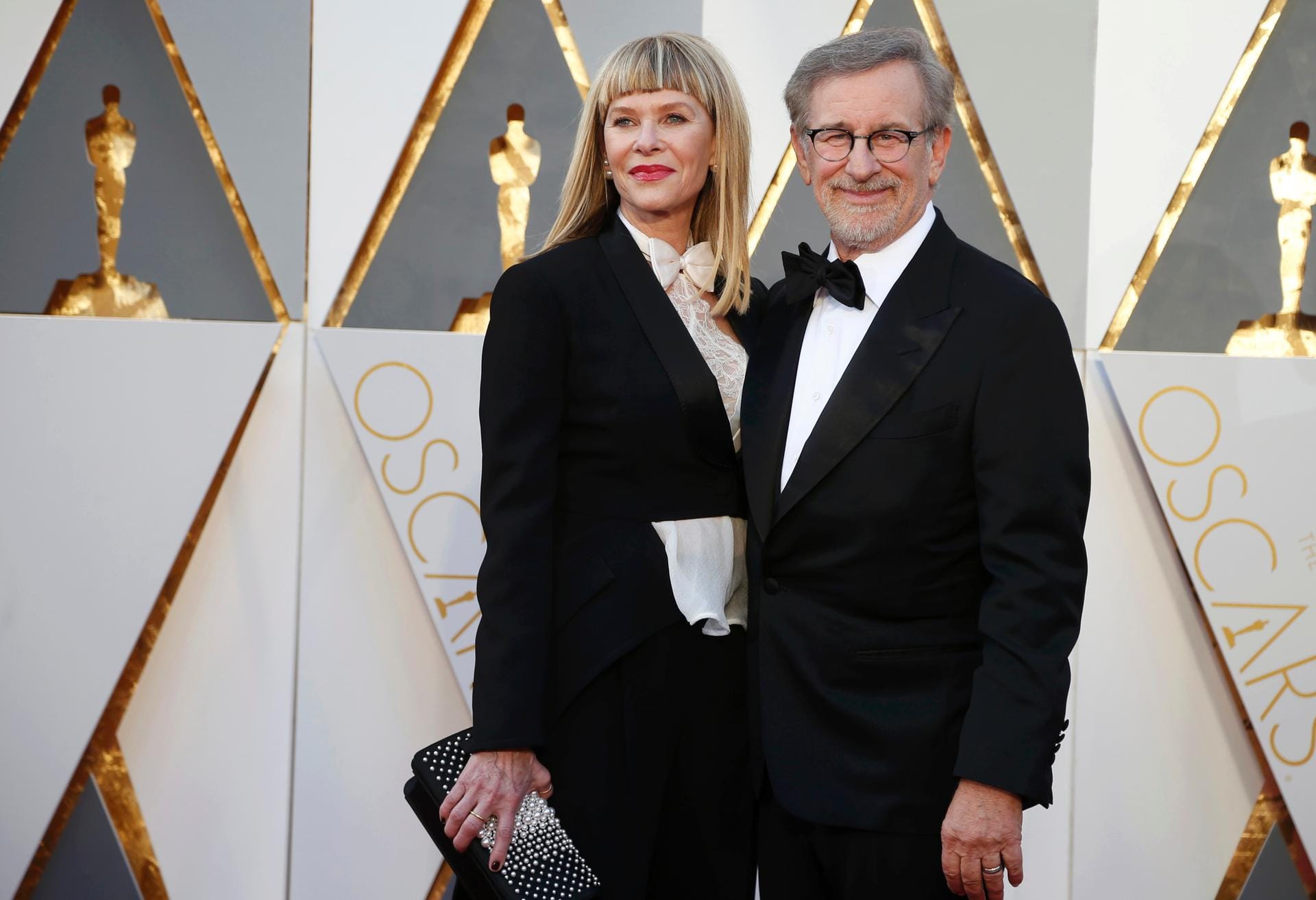 Steven Spielbergs Ehefrau Kate Capshaw kam wie ihr Mann in einer Art Smoking - erweckte aber einen etwas derangierten Eindruck, als hätte sie keine Zeit mehr gehabt, sich in Ruhe anzuziehen.