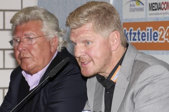 Ein Bild aus besseren Tagen: Wilfried Finke (li.) stellt am 14. Oktober 2015 Stefan Effenberg als neuen Trainer des SC Paderborn vor.