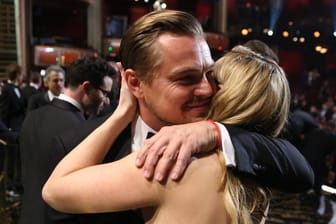 Kate Winslet beglückwünscht Leonardo DiCaprio zu seinem Academy Award.