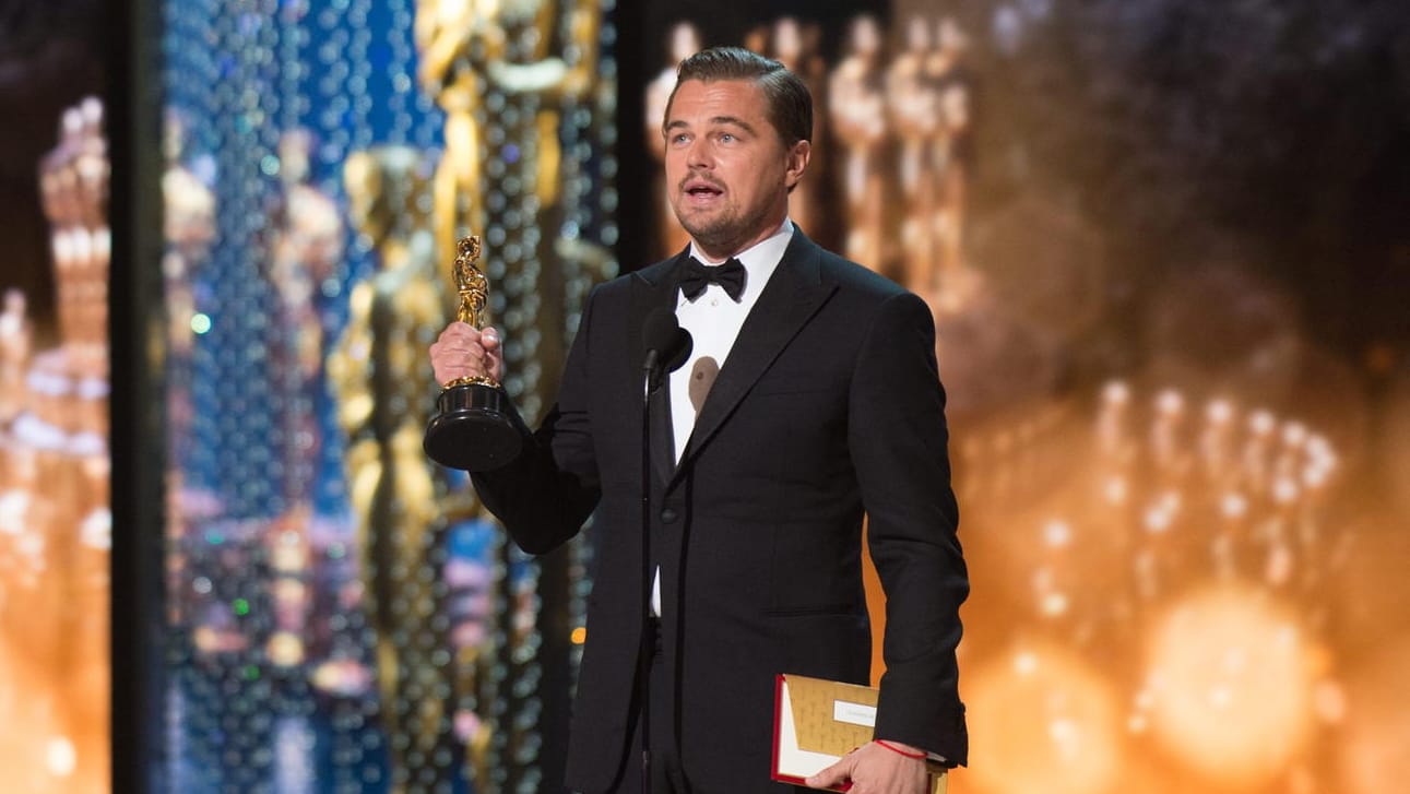 Endlich vereint: Leonardo DiCaprio und sein langersehnter Oscar als Bester Hauptdarsteller.