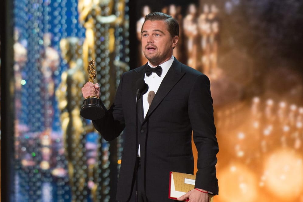 Endlich vereint: Leonardo DiCaprio und sein langersehnter Oscar als Bester Hauptdarsteller.